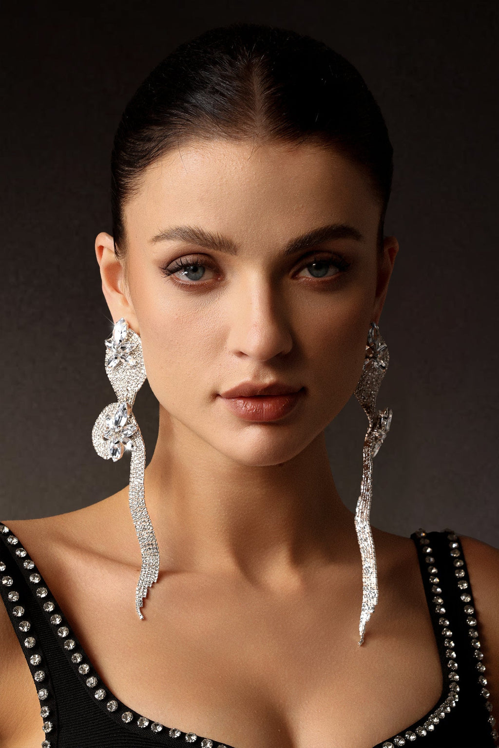 Tannen Taş Detaylı Yılan Model Küpeler